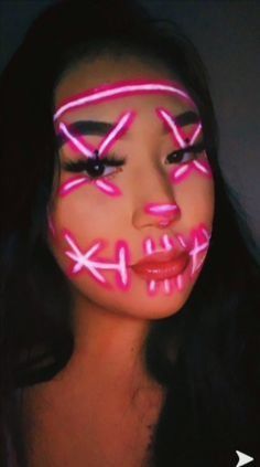 Face Makeup Ideas For Halloween, Cute Face Paint Halloween, Face Painting Creative, Simple Face Painting For Halloween, Halloween Costume And Makeup Ideas, Halloween Makeup Party, Holween Makeup Ideas Easy, Easy Makeup Looks Halloween, Pink Halloween Makeup Ideas