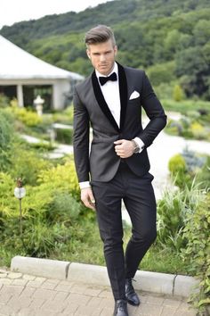 Simple black slim suit with a rich black velvet lapel and bow tie - Wedding Inspirations Terno Slim Fit, Terno Slim, Costum Elegant, Wedding Tux, Groom Tuxedo, Slim Suit, Prom Suits, Mens Formal, Groom Suit