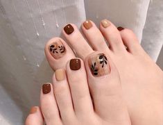 Brown Pedicure With Floral Design Nail Art For Girls, Nails Feet, Feet Nail Design, Cover Nails, Fake Toenails, Kutek Disney, Cute Toe Nails, Summer Toe Nails, Pedicure Designs