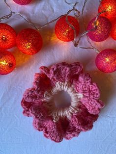 scrunchie with little hearts made in crochet, with a combo of 100% cotton yarns! ♡ pattern-tutorial by Realm Designs ♡ Realm Designs, Crochet Hair Band, Scrunchie Crochet, Pattern Tutorial, Crochet Hair, Crochet Hair Styles, Hair Band, Cotton Yarn, Hair Ties