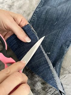 How to Fray Jeans for Easy DIY Chic Denim Style - Sonata Home Design Fit Jeans Diy, Frayed Bottom Jeans, Frayed Flare Jeans, Monogram Outfit, Frayed Hem Jeans, Altering Clothes, Frayed Jeans