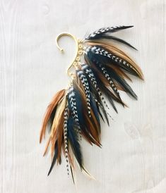 Feather Ear Wrap Gold Tone Ear Cuff With Feathers Rustic - Etsy Ear Wrap Cuff, Feather Ear Cuff, Feather Cuff, Fan Style, Estilo Hippie, Feather Crafts, Wrap Earrings, Feather Jewelry, Ear Cuff Earings