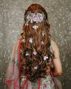 Western Hairstyles, Hairstyles With Curls, Traditional Indian Saree, Reception Hairstyles, Lehenga Hairstyles, Flower Bun, Engagement Hairstyles, Best Bridal Makeup