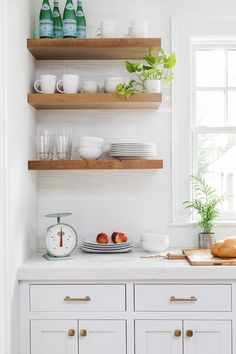 the kitchen is clean and ready to be used for breakfast or dinnertime, with fresh fruit on the counter