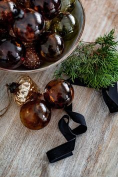 christmas decor ideas tree ball decoration 2022 best trends Dark Christmas, Christmas Decor Inspiration, Natural Christmas, Boho Christmas, Merry Little Christmas, Glass Christmas Ornaments, Christmas Deco, Cozy Christmas, Diy Christmas Ornaments