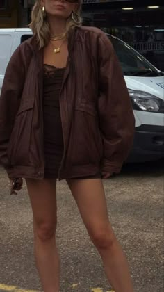 After Hours Aesthetic Outfit, Jeans And Short Sleeves Outfits, Copen Hagen Style Aesthetic, Fall Outfits Fancy, Earth Tone Style, Nightlife Outfit, 90s Inspired Fashion, Leather Jacket Outfits, Looks Street Style