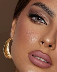 Bronze Make Up Brown Eyes, Sultry Bronze Makeup, Elegant Bridal Makeup Hazel Eyes, Khloe Kardashian Makeup Looks, Blue Eye Wedding Makeup, Natural Glam Makeup Green Eyes, Bridal Make Up Brunette, Makeup For Emerald Green Dress, Make Up Wedding Guest