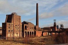 Warehouse Exterior, Creepy Old Houses, Abandoned Warehouse, Engine House, Factory Architecture, English Architecture, Model Railway Track Plans, Isle Of Dogs, Industrial Factory