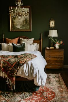 Bohemian Victorian Bedroom, Vintage Moody Bedroom, Moody Mid Century Modern Bedroom, Moody House Interiors, Dark Floral Bedroom, Dark Green Room Ideas Bedroom, Bedroom Dark Aesthetic, Moody Vintage Bedroom, Moody Eclectic Bedroom