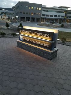 there is a sign that says thomas witnesses world headquarterss in front of a building