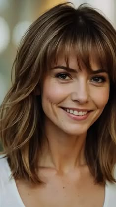 15 Stunning Mom Haircut Ideas: A Mix of Styles for Every Mom! - TecArticles Cute Medium Length Haircuts, Mom Haircut, Fav Hairstyles, Shoulder Length Hair With Bangs, Long Curly Haircuts, Mom Haircuts, Effortless Chic Style, Old Hairstyles, Modern Haircuts