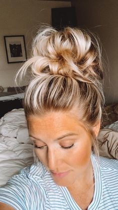 Easy Messy Top Bun, Messy Bun Medium Hair, Chic Messy Bun, Messy Bun Curly Hair, Pretty Updos, Hair Today Gone Tomorrow, Quick Hair, A Messy Bun