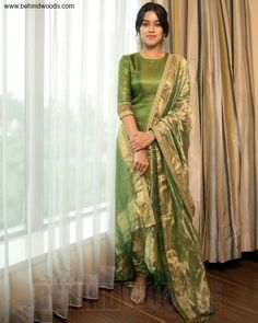 Aamra By Lavanya, Indian Colour Combinations, Green Kurti Combination, Green Indian Outfit, Mrinalini Ravi, Gold Dupatta, Green Kurti, Boutique Cafe