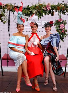 Thanks mum! Myer Fashions on the Field winner, Olivia Moor (centre), competed against her ... Stile Pin Up, Tea Party Attire