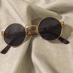 Black Lens Vintage Style Sunglasses With Gold Frame Dark Academia Sunglasses, Vintage Black Sunglasses For Beach, Vintage Black Beach Sunglasses, 1940s Sunglasses, Black And Gold Sunglasses, Hippie Glasses, Sunglasses Aesthetic, Style Sunglasses, Gold Sunglasses