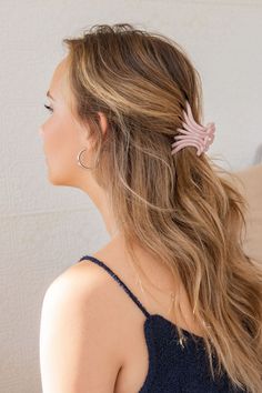 Hairstyles With Claw Clips quick and sophisticated hairstyle look Snap Clips Hairstyles, Hairstyles Images, Easy Updos For Long Hair, Curly Hair Types, Natural Hair Styles Easy, Back To School Hairstyles, Hairstyle Look, Retro Hairstyles