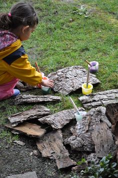 Painting bark outdoors - Stomping in the Mud ≈≈ Forest Kindergarten, Natural Playground Ideas, Forest School Ideas, Nature Learning, Outdoor Learning Activities, Forest School Activities, Nature Education, Nature Projects