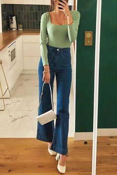 Pocket Trumpet, Modest Casual Outfits, Looks Jeans, High Waisted Jeans Vintage, Flair Jeans, Color Trends Fashion, Outfit Look, Big Fashion