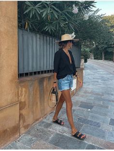 Chic Style Inspiration, Look Boho Chic, Denim Shorts Outfit, Casual Chique, Paris Mode, Perfect Denim, Mode Casual, Shorts Outfit