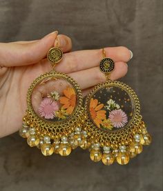 resin beautiful earrings 🌼 Resin Aesthetic, Desi Jewelry, Indian Wedding Jewelry Sets, Wallpaper Doodle, Hand Accessories