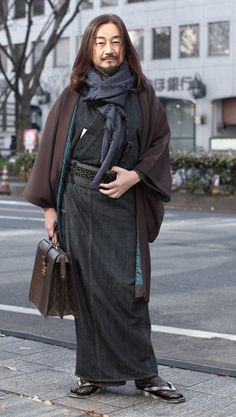 Man showcasing how one can simultaneously look both modern and hold on to old traditions. Mode Over 50, Brave Man, Modern Kimono, Tokyo Street Style, Tokyo Street, Tokyo Fashion, Japanese Street Fashion, Japanese Outfits