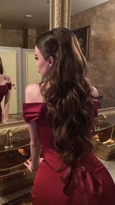 Hi there! Prepared to look amazing for prom? We've put together the ultimate prom hairstyle guide, complete with 51 gorgeous looks that are ideal for people with mid-length hair. We have the ideal updo ideas to make you look amazing on your big night, whether you want modern vibes, classic elegance, or a combination of the two. It's eminence meets Mean Girls. Saree Modern, Megan Markel, Modern Sarees, Disneybound Outfits, Weddings Dress, Sofa Ideas, Outfits Dress, Long Hair Wedding Styles, Prom Hairstyles For Long Hair