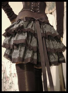 Nice color combo. I want to make something similar to go with my corset for a halloween costume. :) Moda Steampunk, Mode Steampunk, Steampunk Couture, Bustle Skirt, 일본 패션, Steampunk Decor, Steampunk Cosplay, Victorian Steampunk, Steampunk Costume