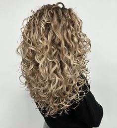 Curl Cutting for Long Curly Hair Long Spiral Permed Hair, Ash Blonde Curly Hair, Long Layers Curly Hair, Rock Curly Hair, Long Perm, Free Hairstyles, Long Layered Curly Hair, Long Blonde Curly Hair, Curly Layers