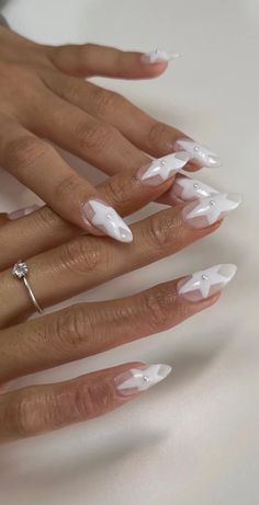 Funky White Nails, White Funky Nails, Paznokcie Hello Kitty, Teen Nails, Kutek Disney, Nagel Tips, Makijaż Smokey Eye, White Nail, Nail Jewelry