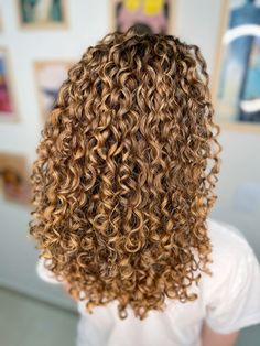 #cachos #iluminado #cacheadas Honey Blonde Hair Curly, Curly Aesthetic, Curly Hair Photos, Honey Blonde Hair, Honey Blonde, Blonde Girl