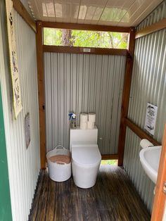 Off Grid Toilet Diy, Outdoor Compost Toilet, Self Composting Toilet, Diy Outhouse Bathroom Composting Toilet, Compost Toilet Tiny Houses, Compost Toilet Bathroom, Diy Off Grid Bathroom, Compost Toilet Outhouse, Outhouse Bathroom Ideas Diy