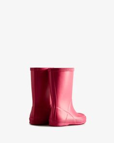 Hunter Boots are a classic rain boot for kids out of the UK and have been in business since 1856! They love to encourage discovery so go ahead let them splash in the puddles. Hunter Rubber Boots, Weatherproof Boots, Kids Rain Boots, Wellington Boot, Rain Boot, Boys Boots, Classic Boots, Rubber Boots, Girls Boots