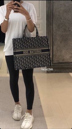 Dior Bag Outfit, Civic G10, Luxury Wishlist, Hijabista Fashion, Gold Jewelry Outfits, Tote Outfit, White Outfits, Bag Organization