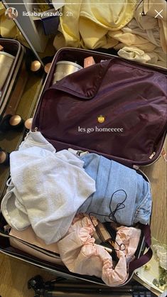 Traveling Light: Packing Tips and Must-Have Minimalist Travel Products | Minimalist Packing Light Packing Tips, Igs Ideas, Travel Instagram Ideas, International Travel Essentials, Minimalist Packing, Airport Aesthetic, Travel Picture Ideas, Packing Ideas, Travel Pictures Poses