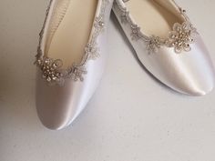 Elegant & comfortable brides flat shoes. Shoes are very comfortable, to wear on your Wedding Day, or as the back up shoes for those aching feet:( Beautiful edging trim in an antique silver tone lace, with rhinestones. A stunning Austrian swavroski crystals flower delicately decorates the front of these shoes design. US SIZES, TRUE TO SIZE, OTHER COUNTRIES PLEASE GOGLE A SIZE CONVERTOR. US Sizes: 5 -10, and 6W to 10W half sizes available:) *11 &12 are $15.00 extra cost. Colors of shoes: W Wedding Flats With Rhinestones And Flat Heel, Wedding Flats With Rhinestones, Silver Round Toe Flats For Wedding, Elegant Wedding Flats With Rhinestones, Elegant Rhinestone Wedding Flats, Silver Closed Toe Flats For Wedding, Bride Shoes Flats, Bride Flats, Great Gatsby Style