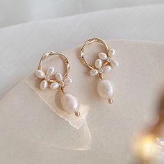 Just what this part of this board needed... Beautiful pearls... Diy Pearl Earrings, Simple Pearl Earrings, Pearl Earrings Designs, Freshwater Pearl Earrings, Gold Earrings Designs, Gold Hoop, Gold Earrings Studs, Gold Hoop Earrings, Wedding Earrings