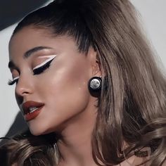 Ariana Grande White Eyeliner, Makeup Looks White, White Liner Makeup Looks, Queen Of Hearts Makeup, Graphic Makeup, White Eyeliner, Cool Makeup Looks