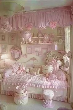 retro vintage pink room Cute Room Ideas Aesthetic Pink Vintage, Bedroom Pink Decor, Pink Kawaii Room Aesthetic, Pink Room Furniture, Pastel Room Inspo Aesthetic, Pink Fairycore Room, Small Room Ideas Pink, Cute Room Ideas Pink, Cute Things To Make For Your Room