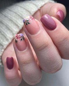 Cute Floral Nail Designs, Baby In Bloom Nails, Natural Flower Nails, Flower Tip Nails, Nail Designs Daisy, Dainty Flower Nails, Peony Nails, Simple Floral Nails, Nail Art Sunflower