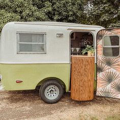 an old camper is decorated with plants and other things to decorate on the outside