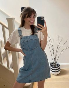 Denim Dungaree Dress Outfit, Overall Dress Outfit Summer, Jean Overall Dress Outfit, Denim Overall Dress Outfit, Dungree Styles, Denim Jumper Outfit, Pinafore Dress Outfit, Jumper Dress Outfit, Style Salopette