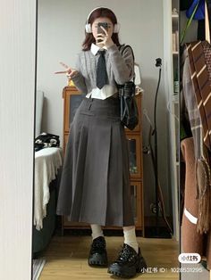 Long Pleated Skirts, Office Fits, Long Skirt Outfits, Pleated Skirts, Clothes Style, Modest Fashion Outfits, 가을 패션, Fashion Aesthetic, Mode Vintage