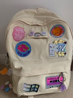 Bag With Pins Aesthetic, School Bag Aesthetic, Backpack With Pins, School Bag Essentials, Inside My Bag, Aesthetic Bags, Handbag Essentials, Bag Aesthetic, What In My Bag