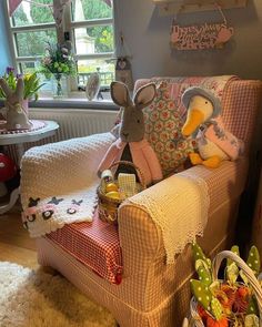 Grannycore Living Room, Woodland Characters, Granny Chic Decor, Grandma House, Cottage Chairs, Cute Grandma, Cottage Home Decor, Room Cute, Warm Aesthetic