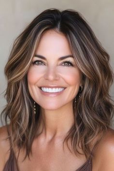 Fall 2024 Hair Trends For Over 40, Mixed Women Hair Color Ideas, Best Brown Hair For Hazel Eyes, Best Hair Color For Brown Eyes And Freckles, Hair Color For 38 Year Old Women, Lowlights With Brown Hair, Lightly Highlighted Brown Hair, Chestnut Brown Lowlights, Brunette Wigs For White Women