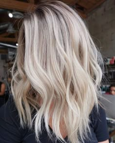 Hair Styles For Grown Out Roots, Current Blonde Hair Trends, Winter Blonde Hair Medium Length, Cool Toned Blonde Hair Balayage, Long Bob Blonde Hair, Blonde Hair With Root Smudge, Scandinavian Blonde, Hot Haircuts