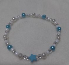 Jewelry Blue Aesthetic, Simple Bracelets Diy Beads, Bracelet Inspo Aesthetic, Aesthetic Bracelets Beads, Blue Bracelet Beads, Ideas Para Hacer Pulseras, Aesthetic Bracelet Ideas, Pulseras Aesthetic