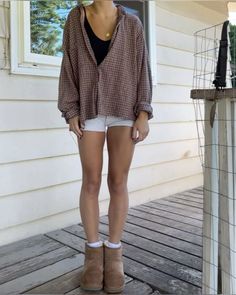 Outfit Ideas Summer Night Out, Sunroom Concert Outfits, Kristin Marino Outfits, Cute Camping Outfits Summer Casual, Outfits With Crutches, Humid Outfit Ideas, Layering Shirts Women, Spring Class Outfit College, High 50s Weather Outfit