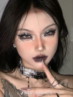 Rock Make Up Look, Japanese Dark Makeup, Edgy Dark Makeup, Dark Chinese Makeup, Chinese Goth Makeup, Uzzlang Makeup Dark, Goth Makeup Asian, Douyin Alt Makeup, Dark Asian Makeup