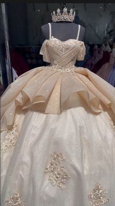 Neutral Quinceanera Dress, Gold Quinceanera Centerpieces, Quincera Dress 15, Quinceanera Dresses Gold And White, Gold 15 Dresses Quinceanera, Quince Dama Dresses, Brown Quinceanera Dresses, White Quince Dress, Champagne Gold Dress